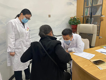 张建中教授坐诊华仁 细节之处彰显仁德之心
