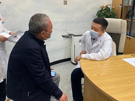 张建中教授为患者诊治二