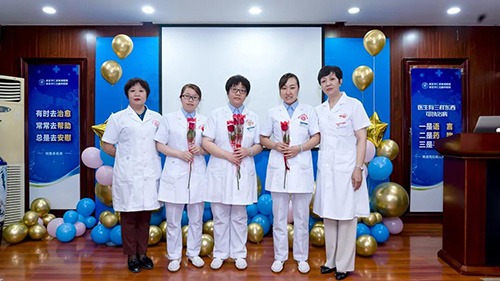 院领导与护士合影