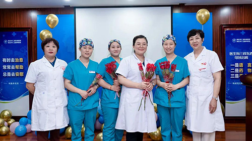 发放护士节慰问礼品